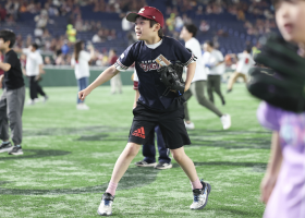 試合前にフィールドでキャッチボールイメージ