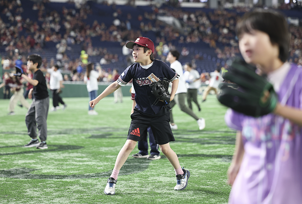 試合前にフィールドでキャッチボールイメージ