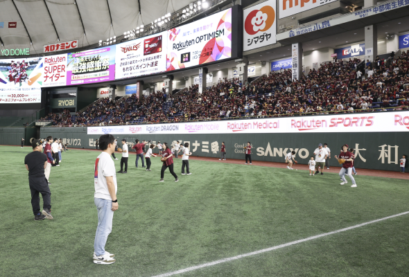 試合前にフィールドでキャッチボールイメージ